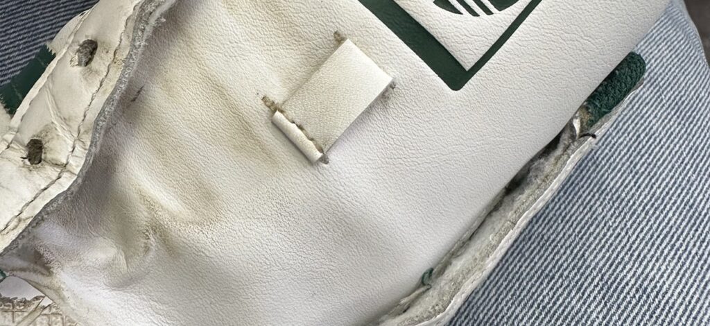 リムーブクリーナーで半分綺麗にしたスニーカーの写真